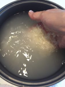 washing rice MG_6040 (1)